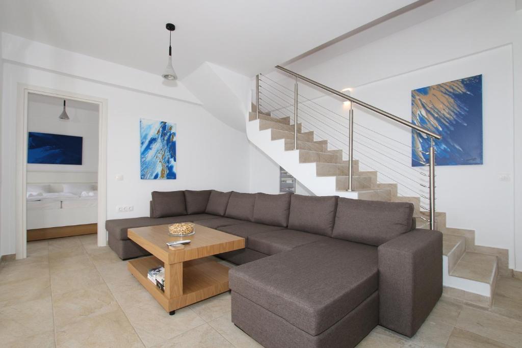 Część wypoczynkowa w obiekcie Sunset Sea View Villa 5