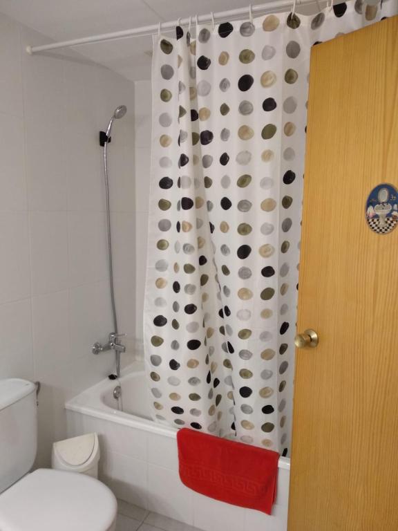 Koupelna v ubytování Apartamento dúplex acogedor con piscina en Rialp
