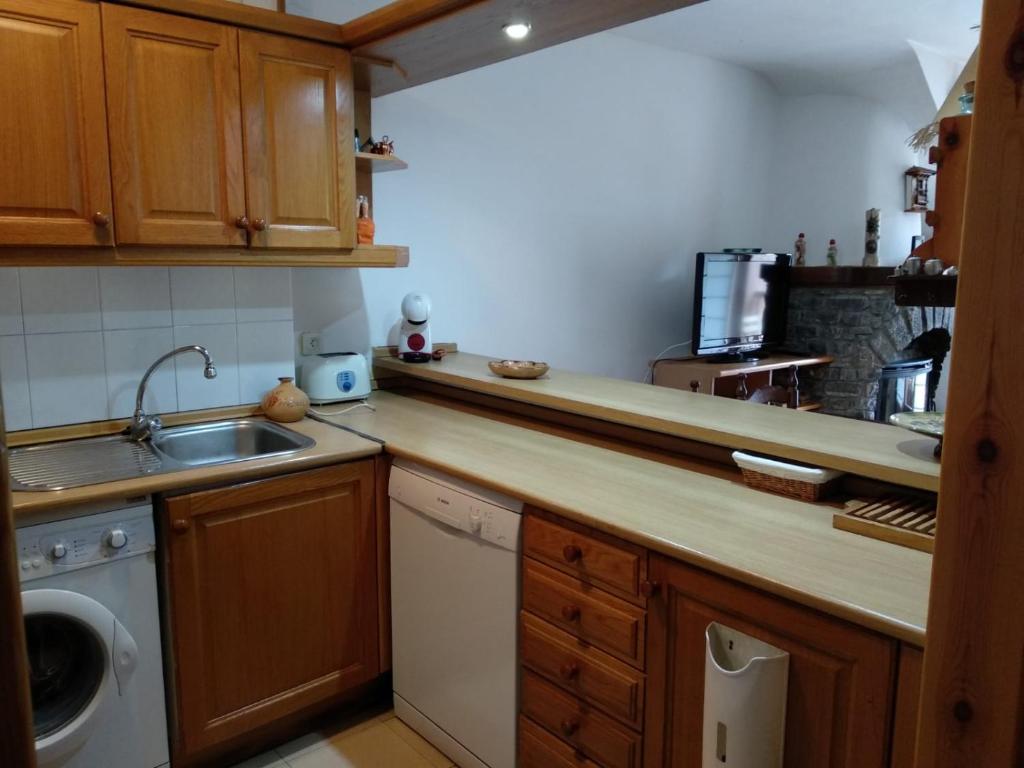 Kuchyň nebo kuchyňský kout v ubytování Apartamento dúplex acogedor con piscina en Rialp