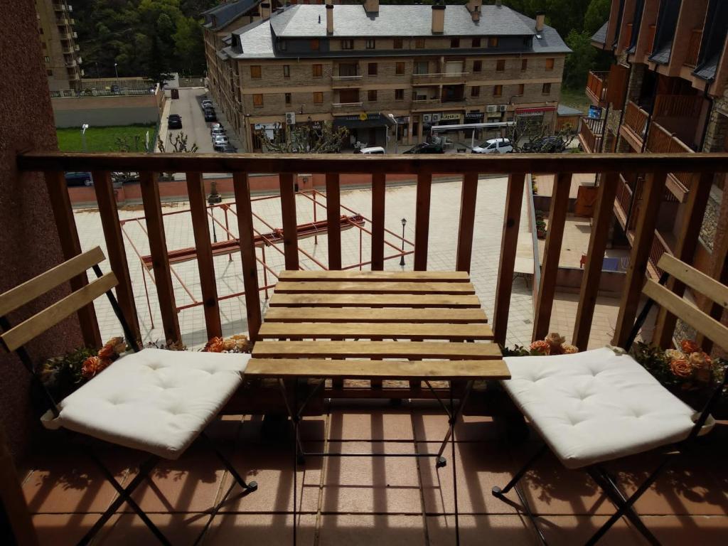 Balkón nebo terasa v ubytování Apartamento dúplex acogedor con piscina en Rialp