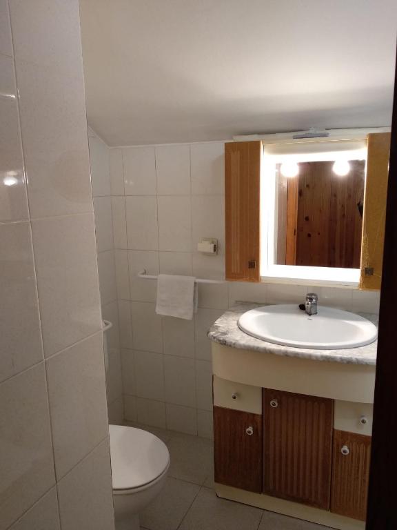 Koupelna v ubytování Apartamento dúplex acogedor con piscina en Rialp