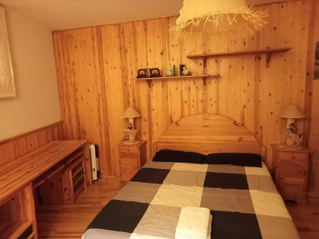 Postel nebo postele na pokoji v ubytování Apartamento dúplex acogedor con piscina en Rialp