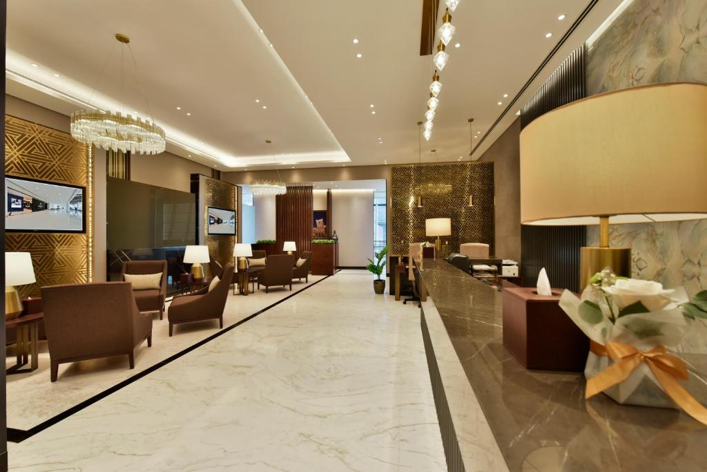 Bahrain Airport Hotel Airside Hotel for Transiting and Departing Passengers only في المحرق: لوبي فندق فيه كراسي وغرفة انتظار