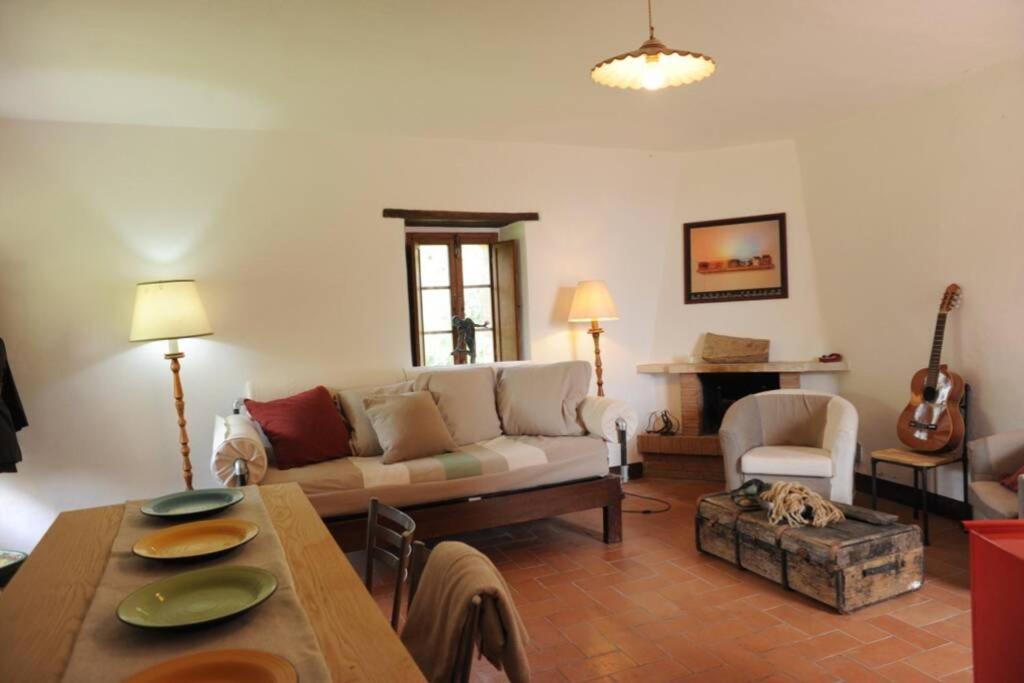 uma sala de estar com um sofá e uma mesa em Once Upon in Vignoni em Bagno Vignoni