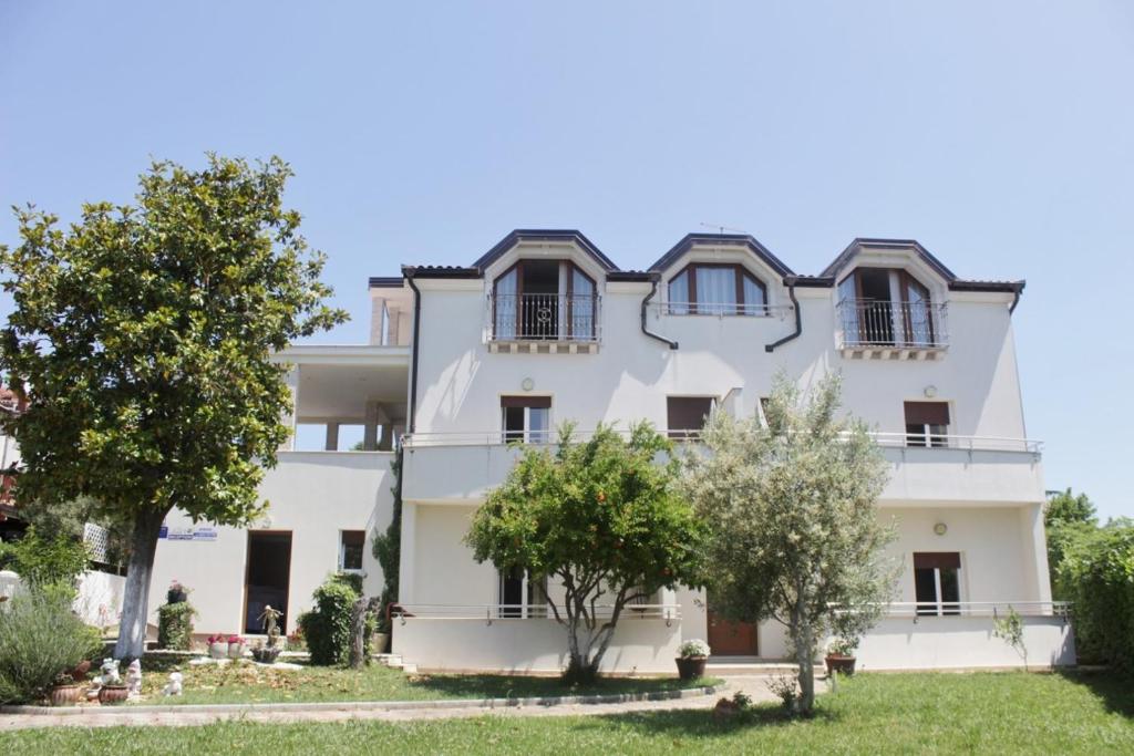 Villa Lion Zambratija