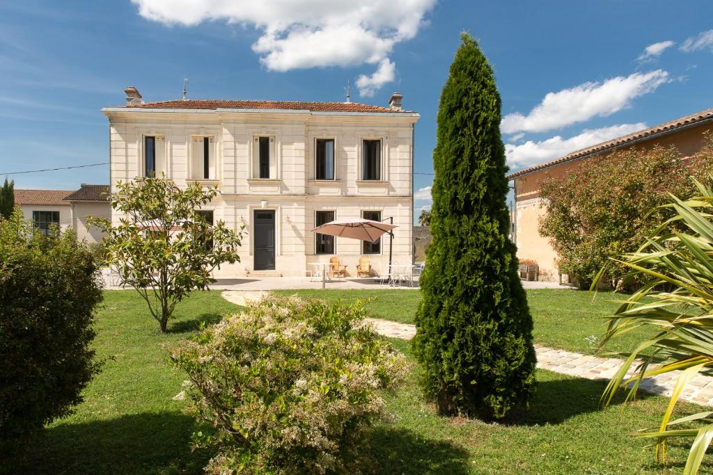 un gran edificio con árboles delante de él en Maison de Jean, en Saint-Androny