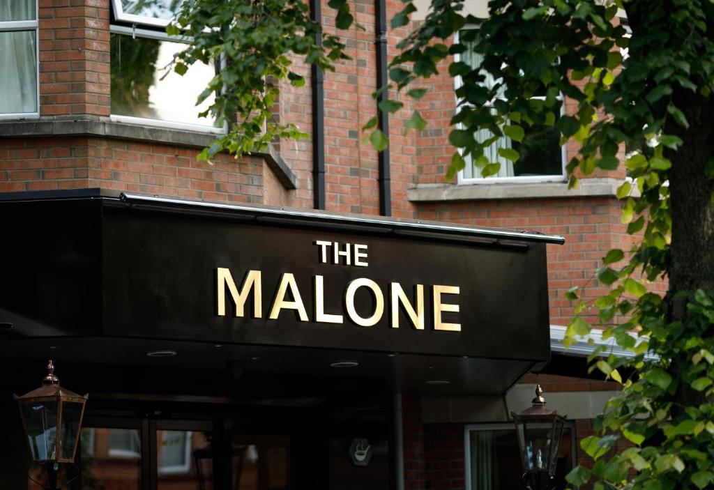 um sinal que diz que o malborne em um edifício em The Malone em Belfast