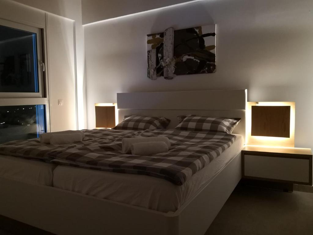 Łóżko lub łóżka w pokoju w obiekcie Sunset Sea View Villa 5