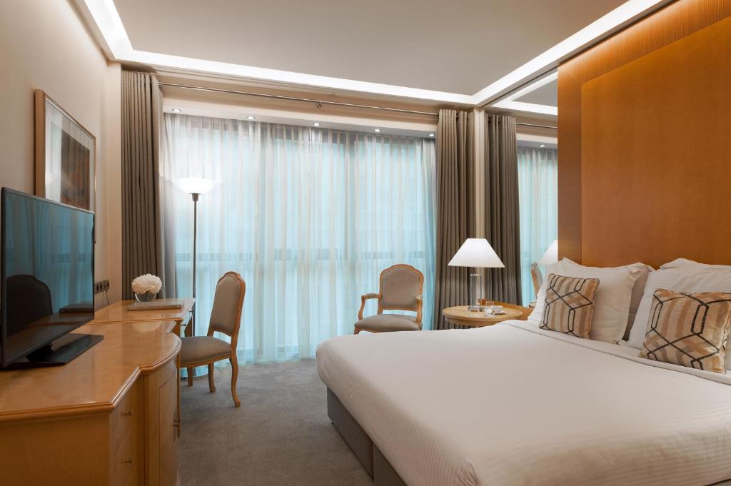Televízia a/alebo spoločenská miestnosť v ubytovaní Melia Athens