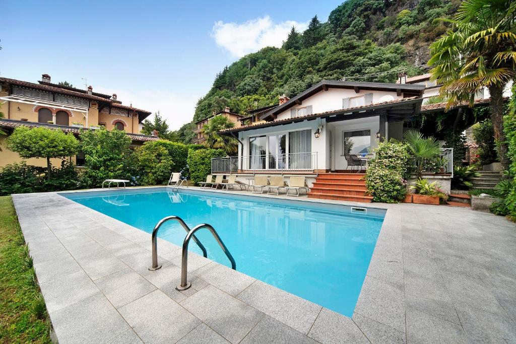 Bazén v ubytovaní Luxury Country House Domaso alebo v jeho blízkosti