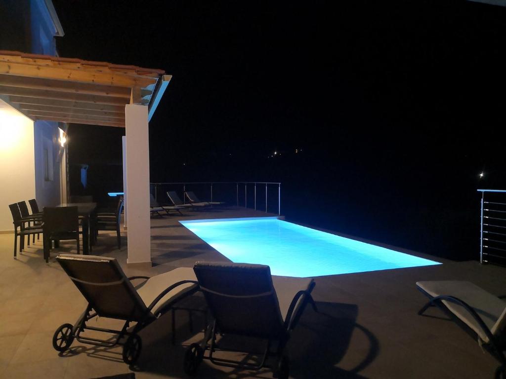 Zdjęcie z galerii obiektu Sunset Sea View Villa 5 w mieście Arillas