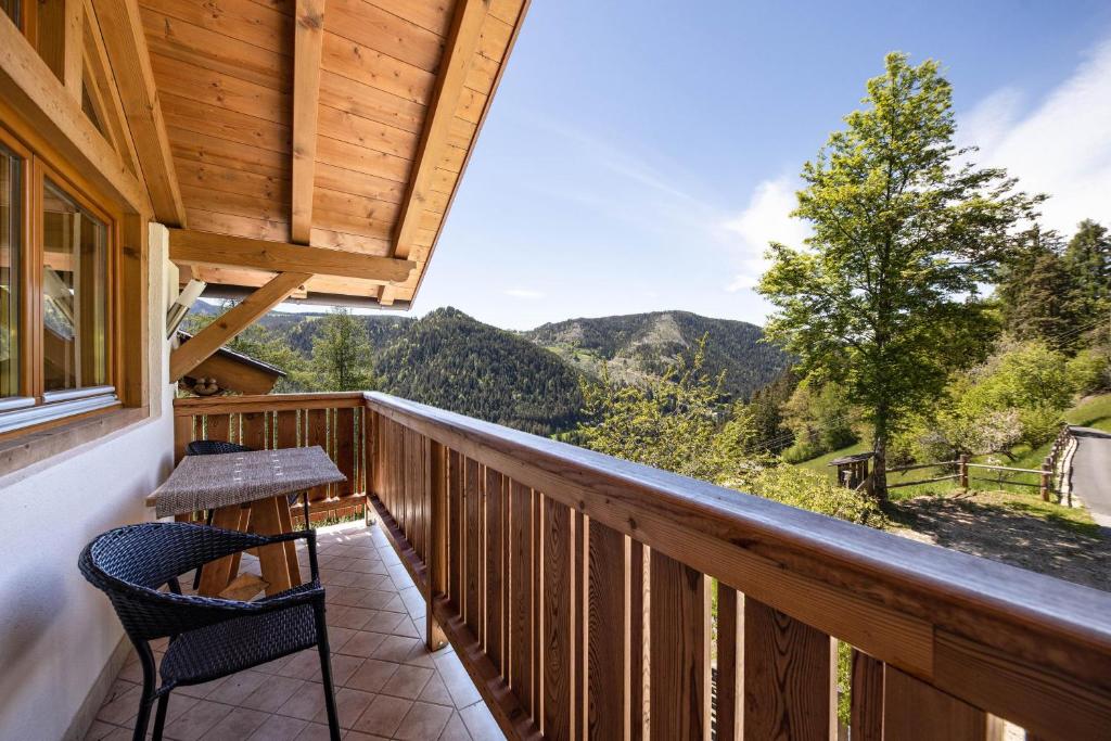 einen Balkon mit einem Tisch, Stühlen und Bergen in der Unterkunft Ferienwohnung Thymian Thalerhof in Ponte Nova
