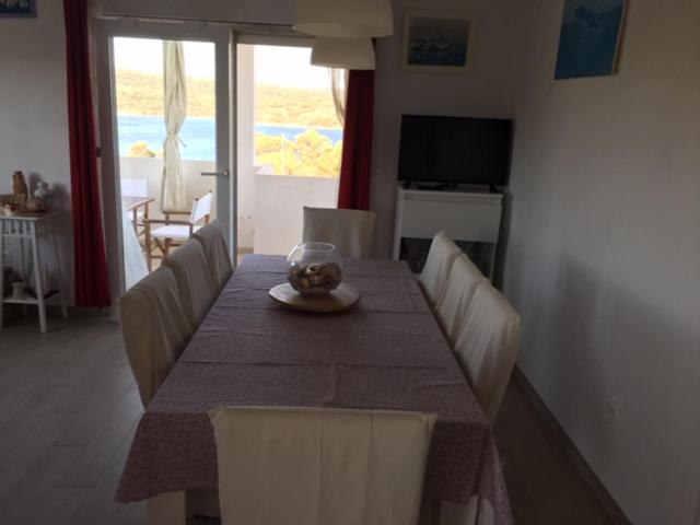 Telewizja i/lub zestaw kina domowego w obiekcie Island Šolta Comfort apartment Modesty