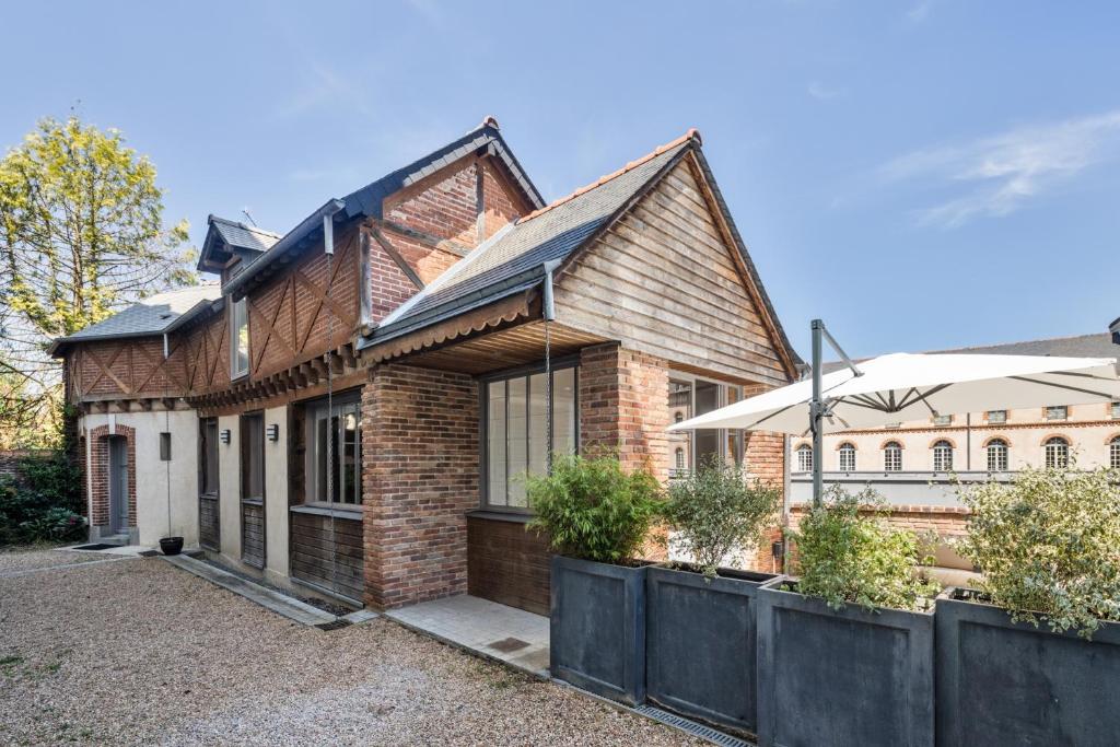 una casa de ladrillo con una valla delante de ella en Maison Sévigné - Le calme du Thabor et la proximité du centre ville en Rennes