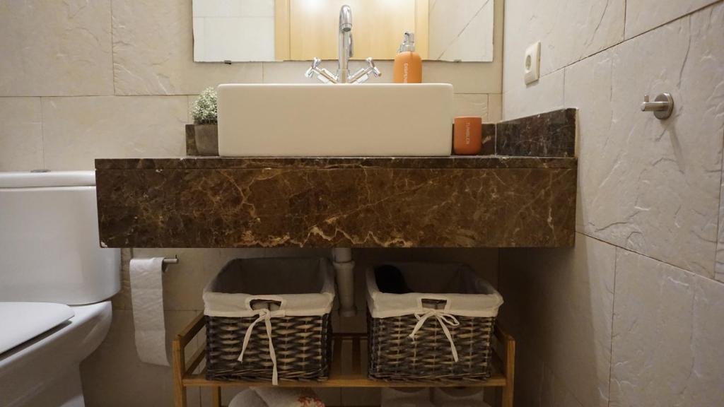 Koupelna v ubytování Encantador Apartamento familiar 4 px con Terraza, Parking y Wi-fi en Llançà