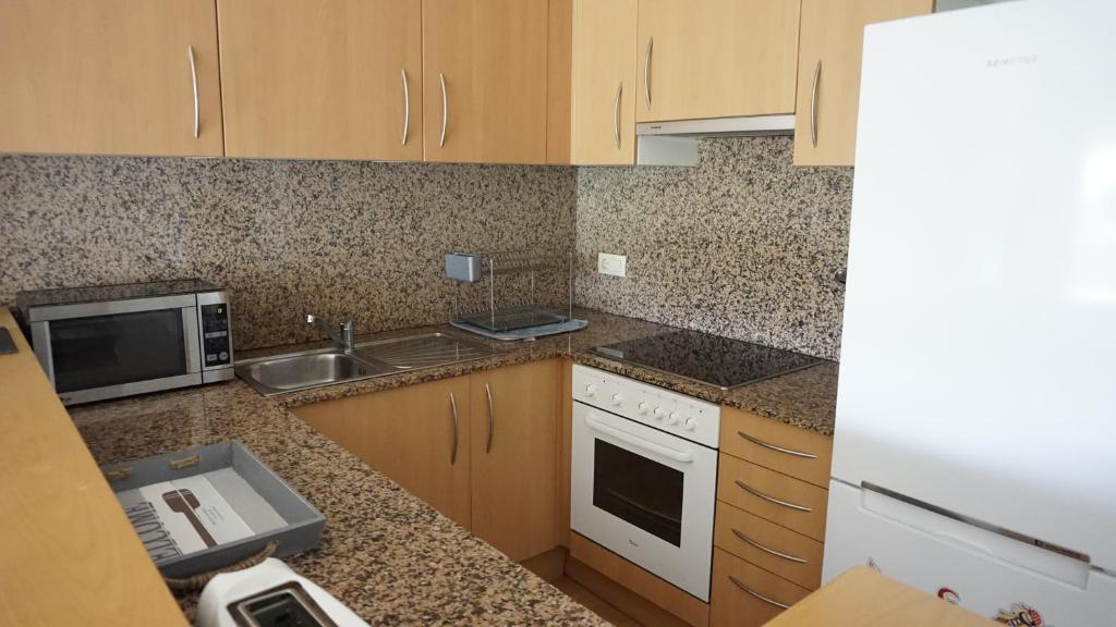 Kuchyň nebo kuchyňský kout v ubytování Encantador Apartamento familiar 4 px con Terraza, Parking y Wi-fi en Llançà