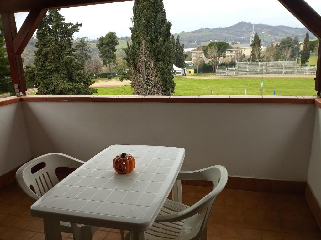 een tafel en stoelen op een balkon met een pompoen erop bij La Casetta sul Camposcuola in Teramo