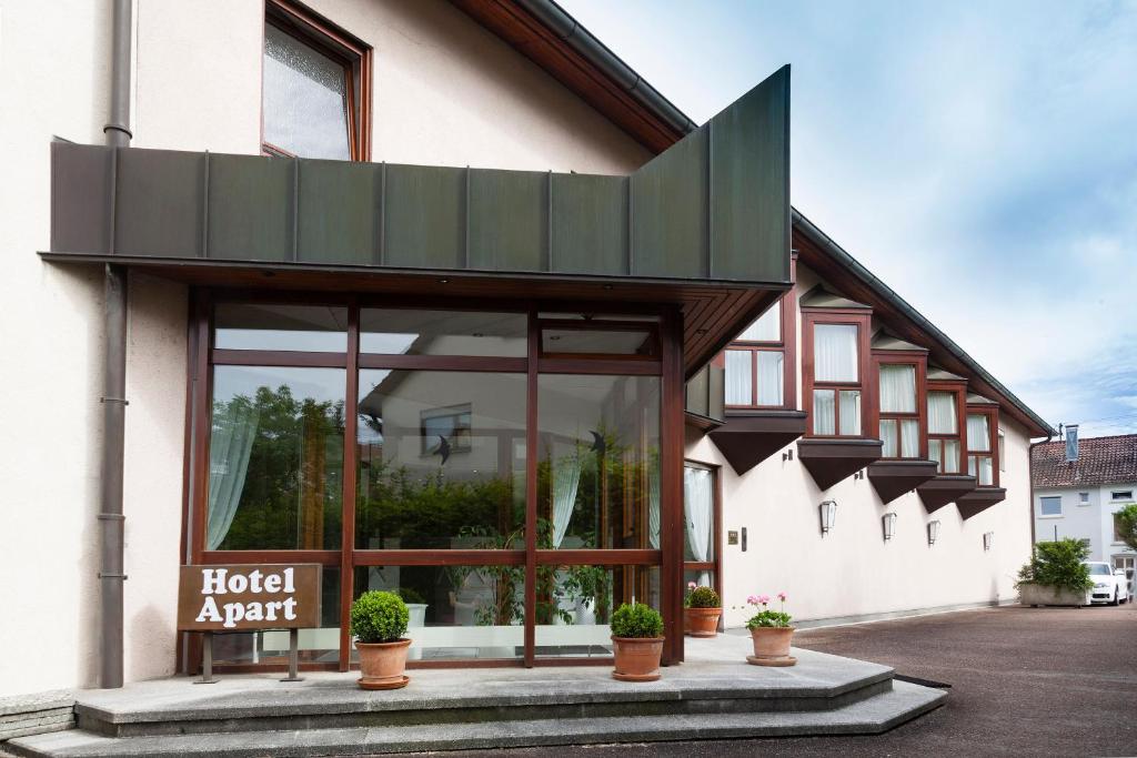 a hotel apartment building with a large window at Hotel Apart in Reichenbach an der Fils