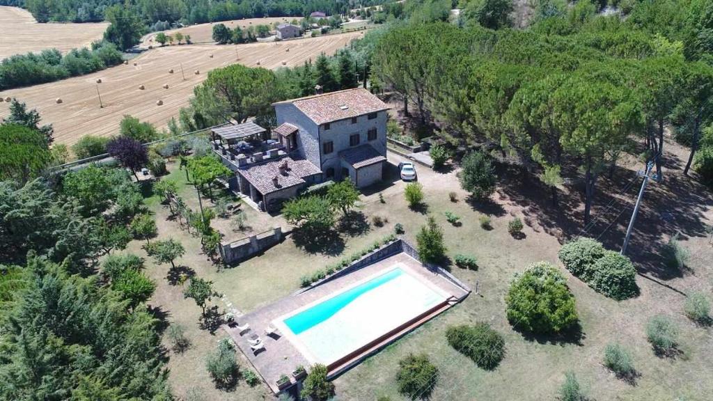an aerial view of a house with a swimming pool at Casale dei Puppi una bellissima casa rustica in San Venanzo