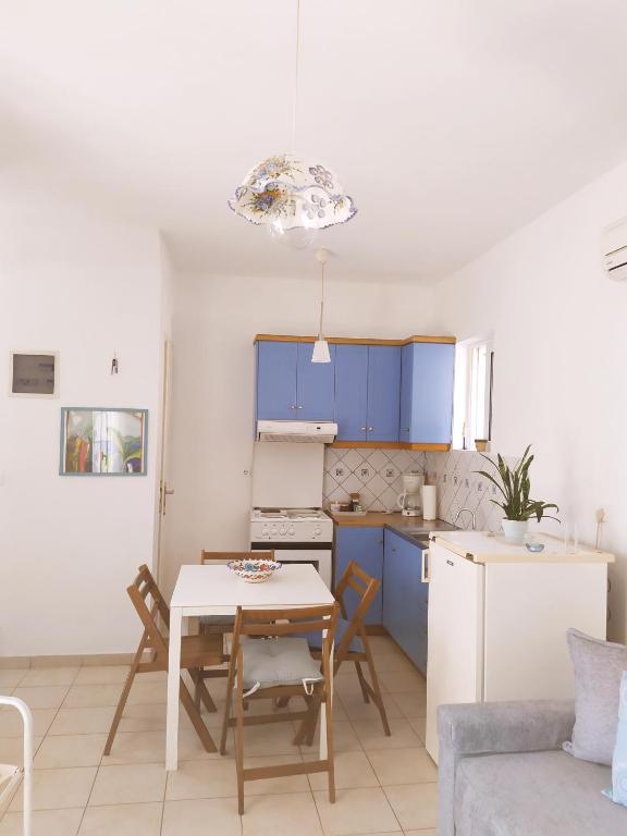 Kuchyňa alebo kuchynka v ubytovaní East Red Rock and View Leonidio maisonette studio