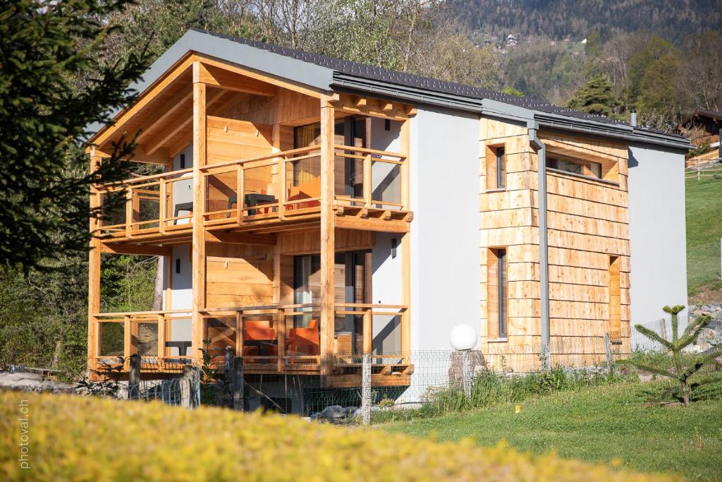 una casa está siendo construida con madera en La Tzavane, en Chamoson