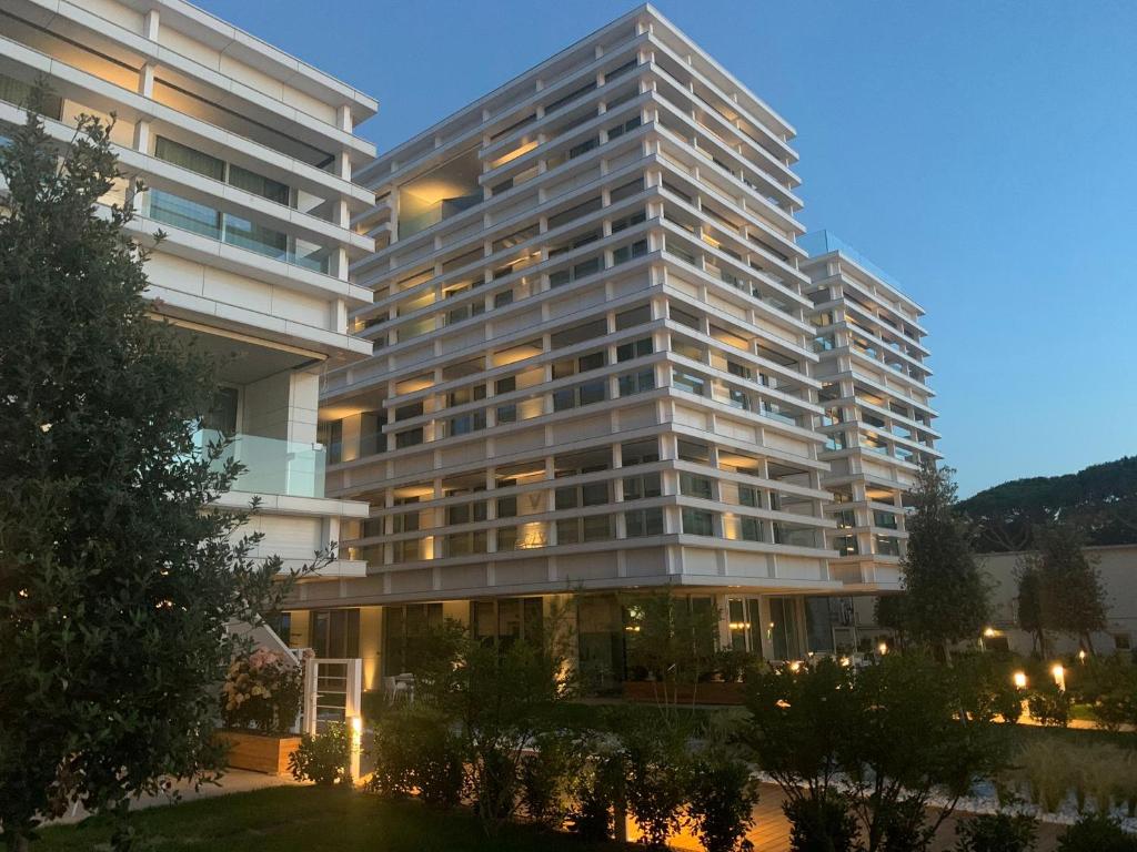 un gran edificio blanco con muchas ventanas en PLAYA DORADA en Lido di Jesolo