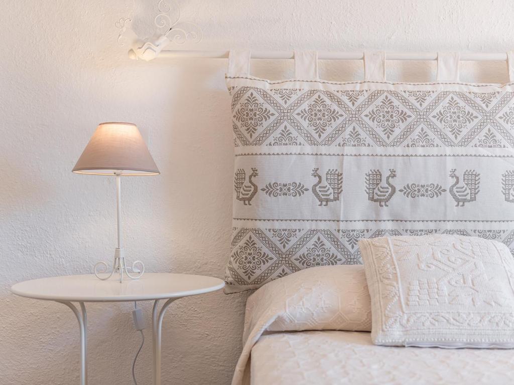 Postel nebo postele na pokoji v ubytování Relais Baia di Nelson