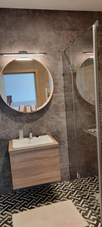 a bathroom with a sink and a mirror at Bagolyvár Fogadó- Újfalusy Márton Vendégház in Zirc