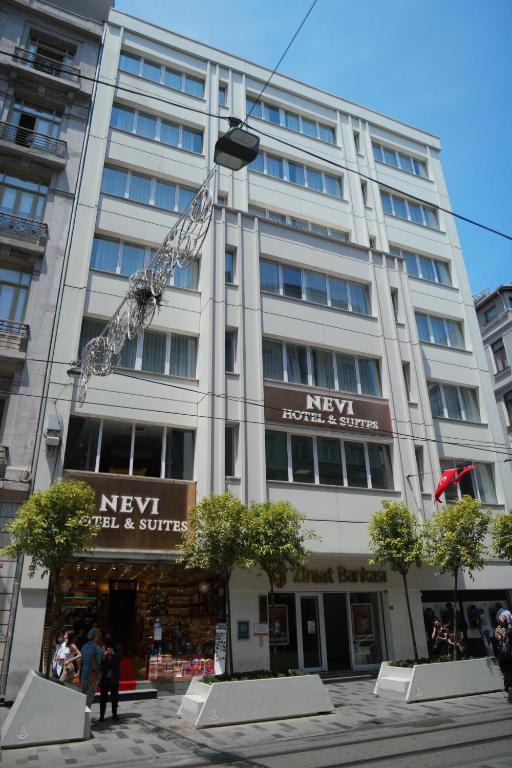 イスタンブールにあるNevi Hotel & Suites Istanbul Taksimの大型の建物