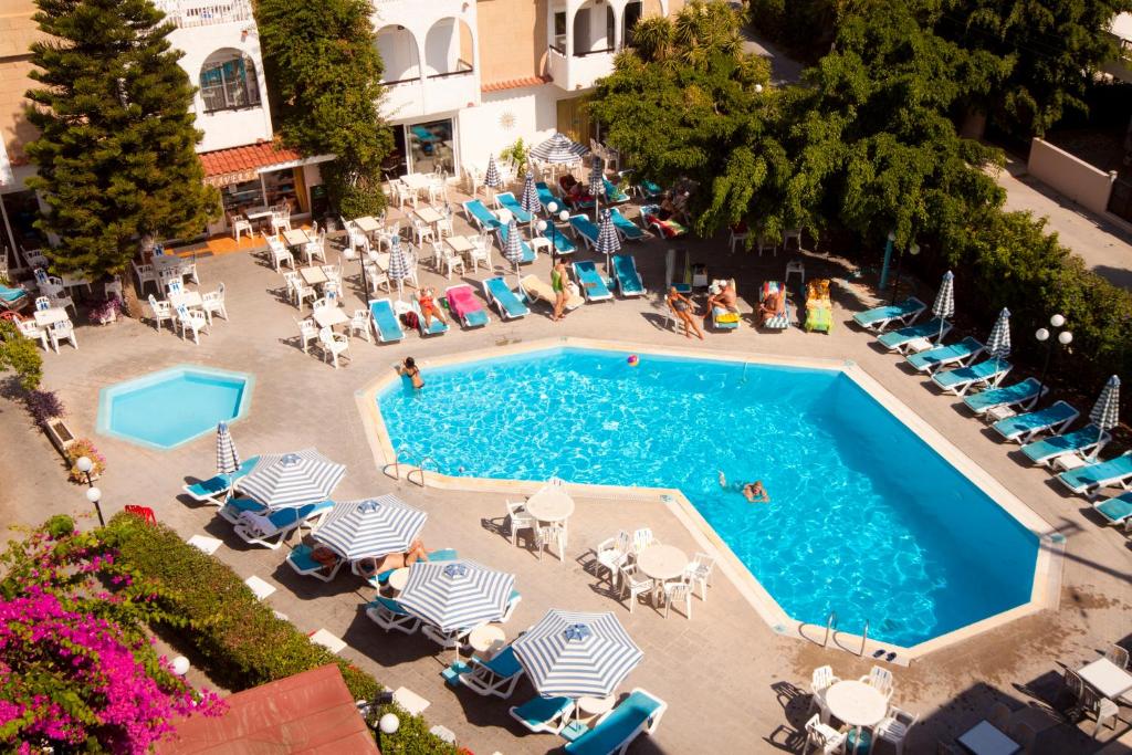 O vedere a piscinei de la sau din apropiere de Kassandra Hotel