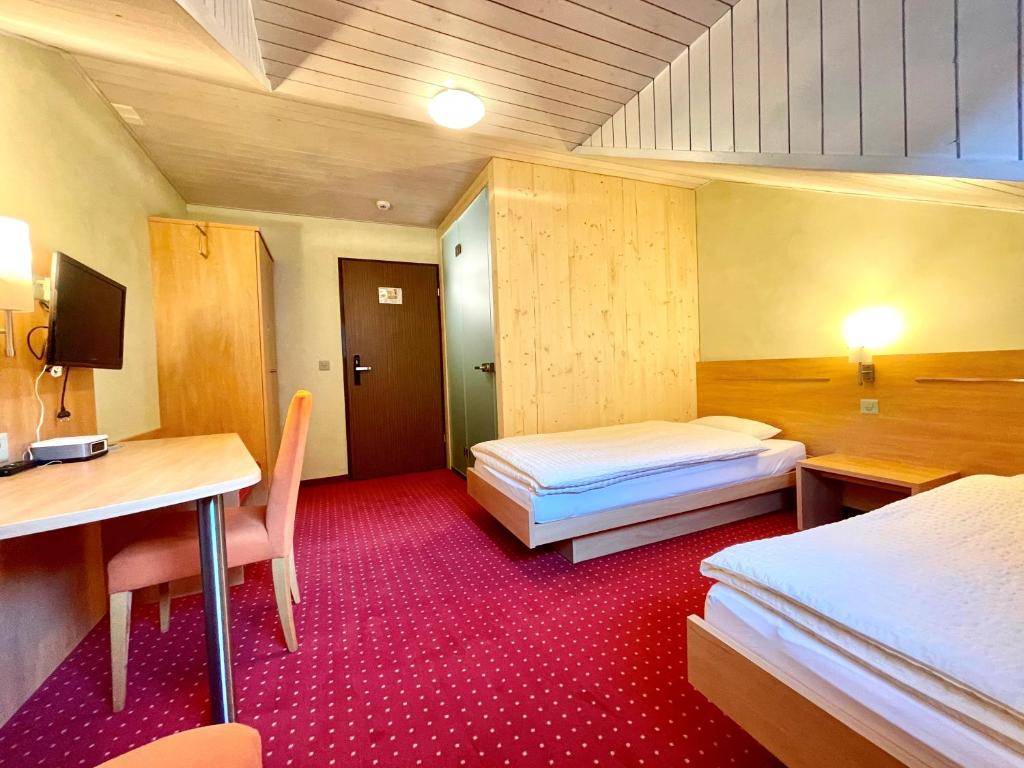 Postel nebo postele na pokoji v ubytování Boutique und Bier Hotel des alpes