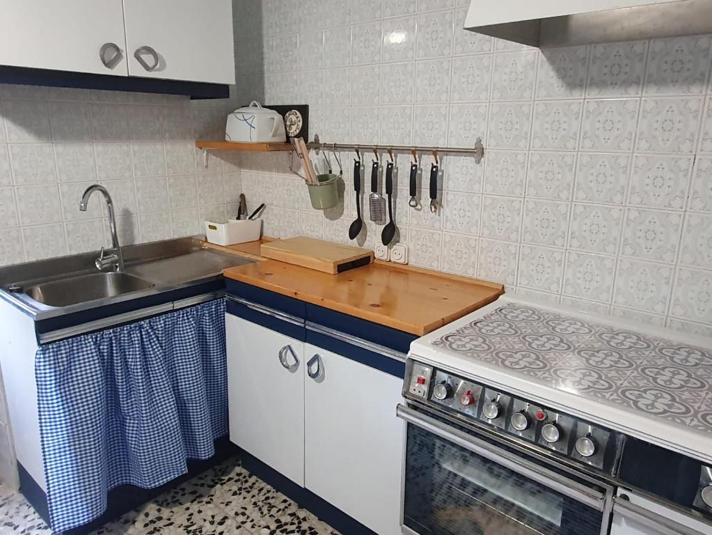 奧倫塞的住宿－Casa 2 Gallos，厨房配有水槽和炉灶