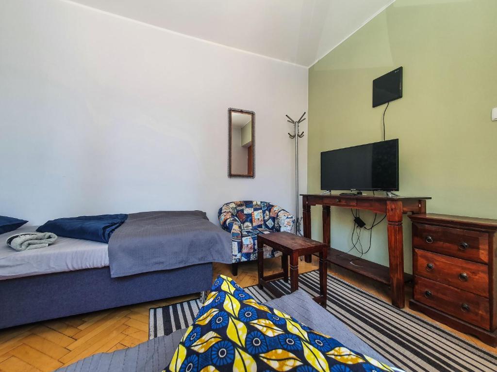 Televízia a/alebo spoločenská miestnosť v ubytovaní Hostel Mazurska 8a