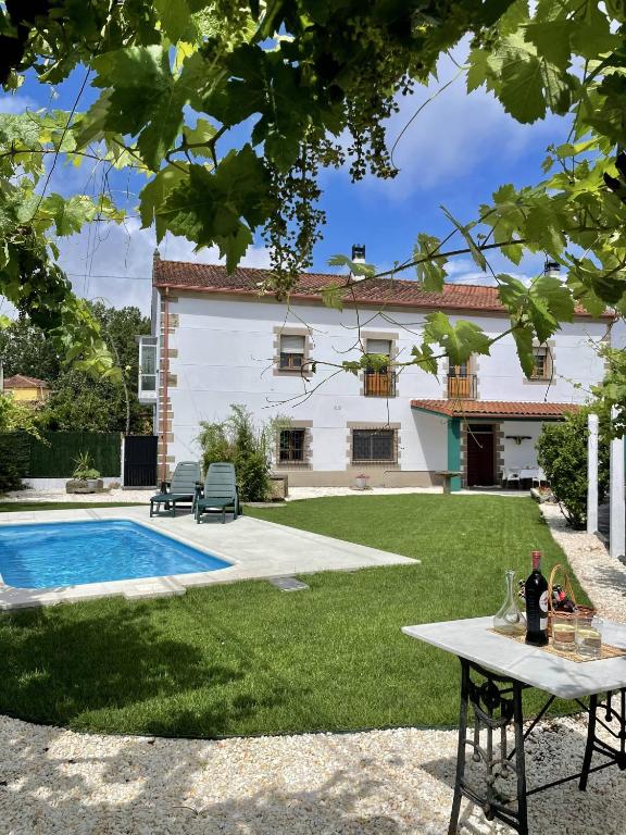 a villa with a swimming pool in a yard at A Casa de Pia in Sober