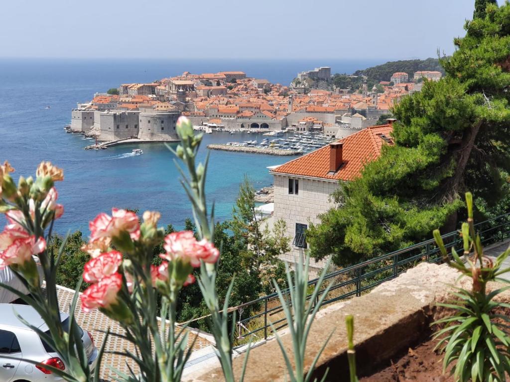 vista su un porto con barche in acqua di Studio Apartment Bupić- Close to Old City with Free Parking a Dubrovnik