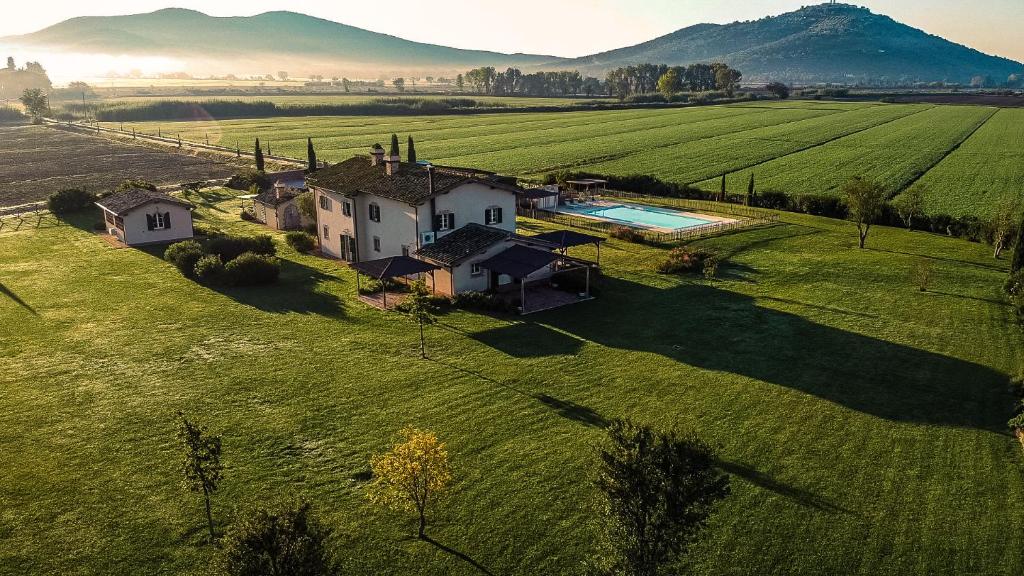 una vista aérea de una casa en medio de un campo en Casa Terzerie, en Braccagni