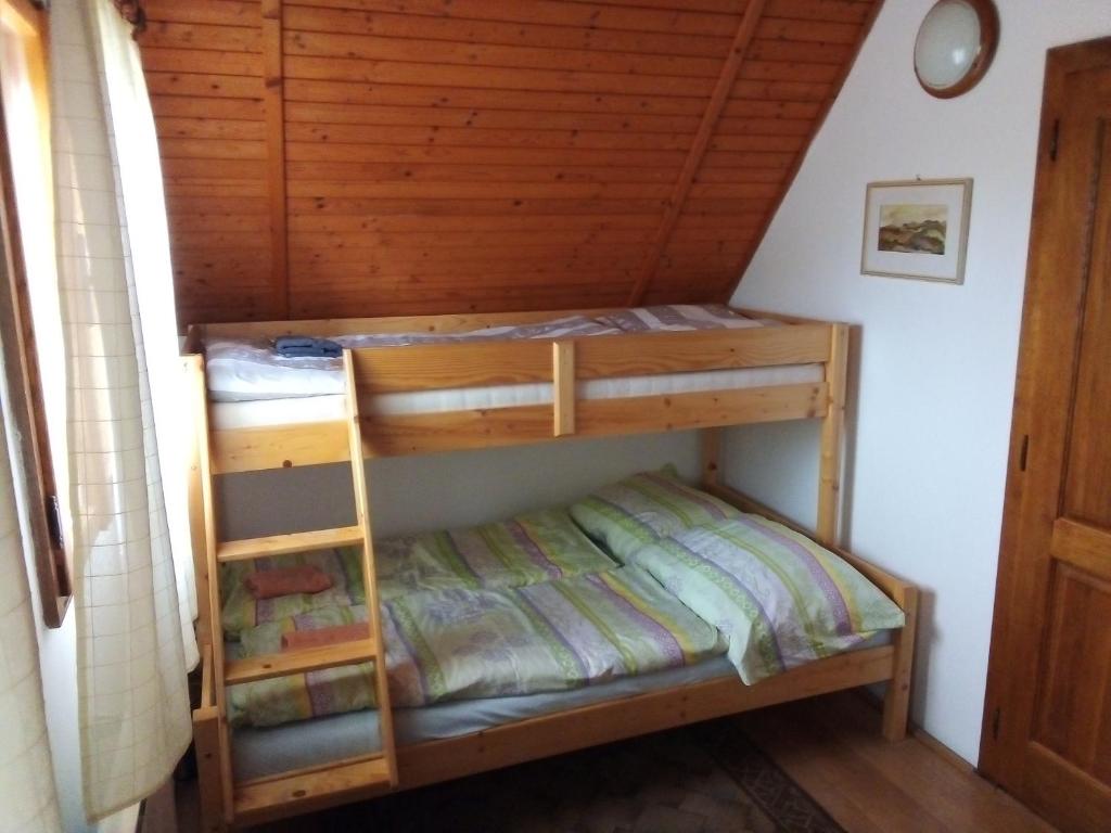 Dviaukštė lova arba lovos apgyvendinimo įstaigoje Chata Hájik Podhajska