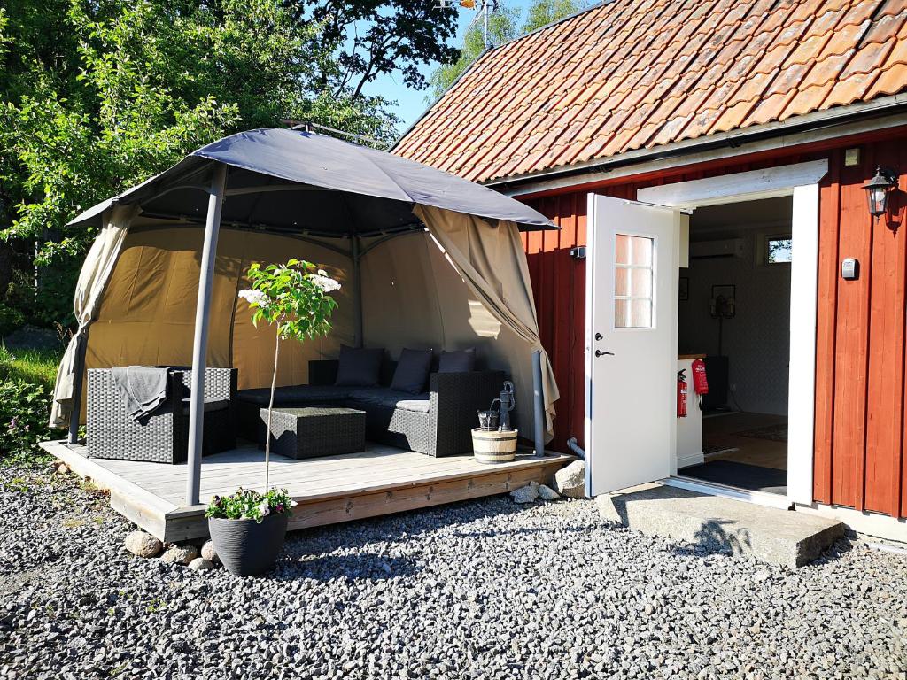uma casa com um guarda-chuva e um sofá em Viö Gården em Karlskrona