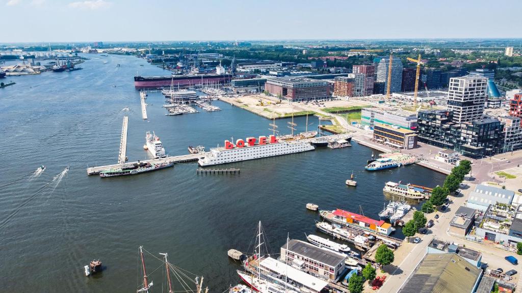 eine Luftansicht eines Hafens mit Booten im Wasser in der Unterkunft Botel in Amsterdam