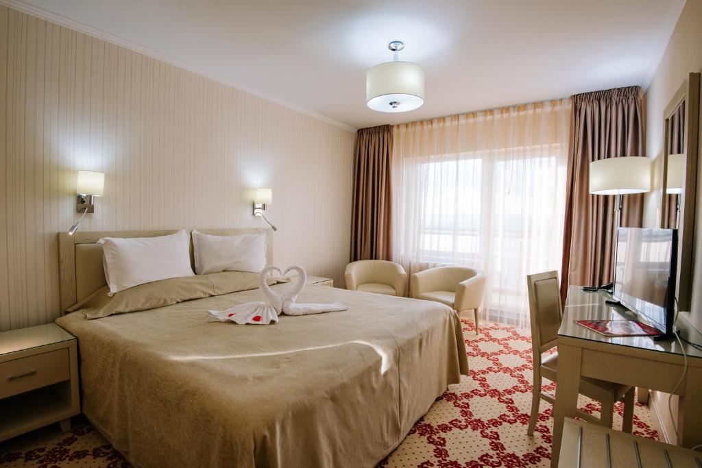 Postel nebo postele na pokoji v ubytování Caprioara Spa&Wellness Resort