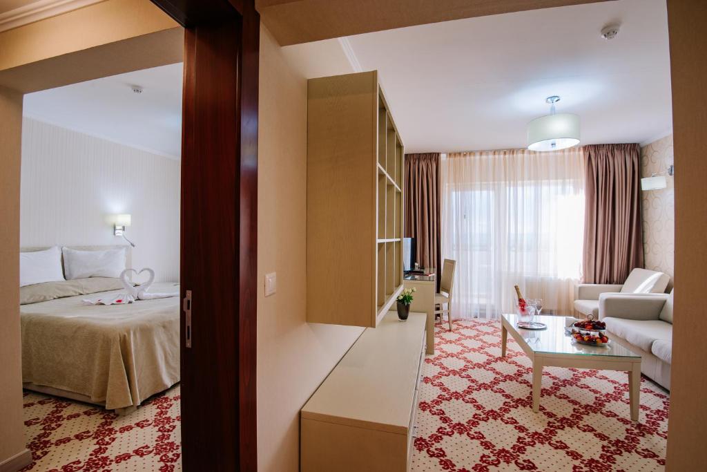 Postel nebo postele na pokoji v ubytování Caprioara Spa&Wellness Resort