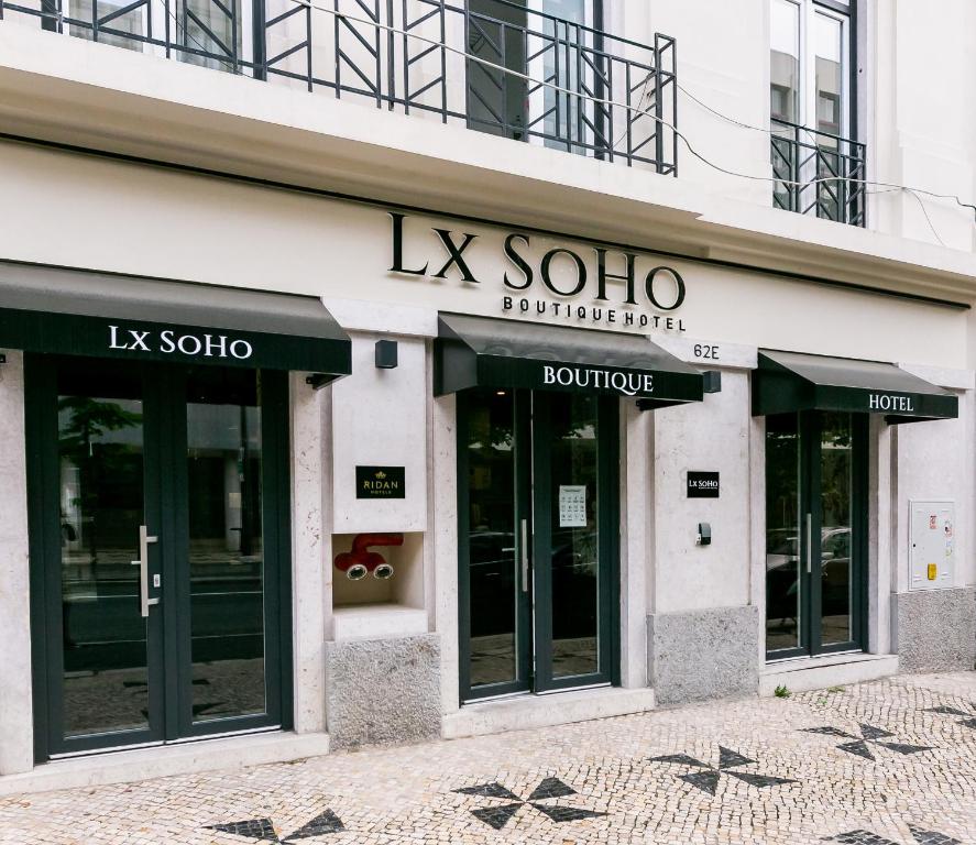 ein k-Soo-Geschäft mit Glastüren an einem Gebäude in der Unterkunft LX SoHo Boutique Hotel by RIDAN Hotels in Lissabon
