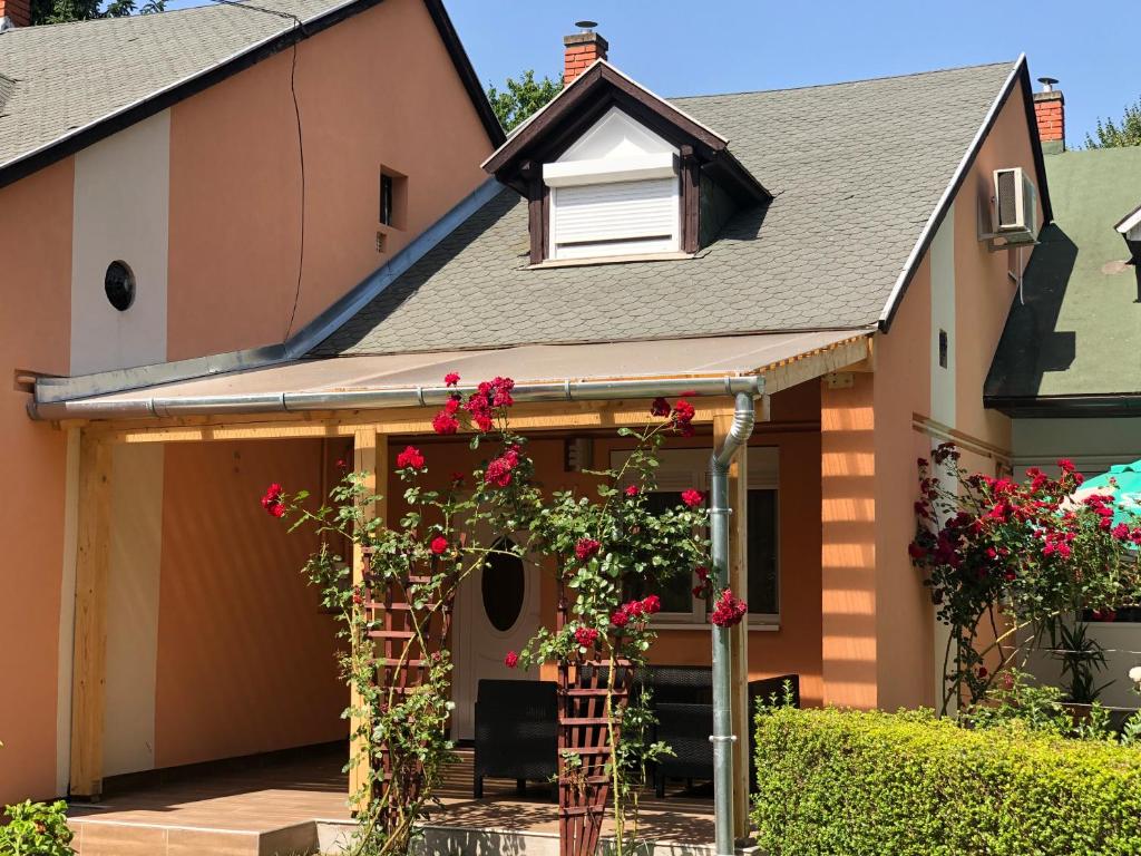 uma casa com uma pérgola com rosas em Termal Ferienhaus em Lenti