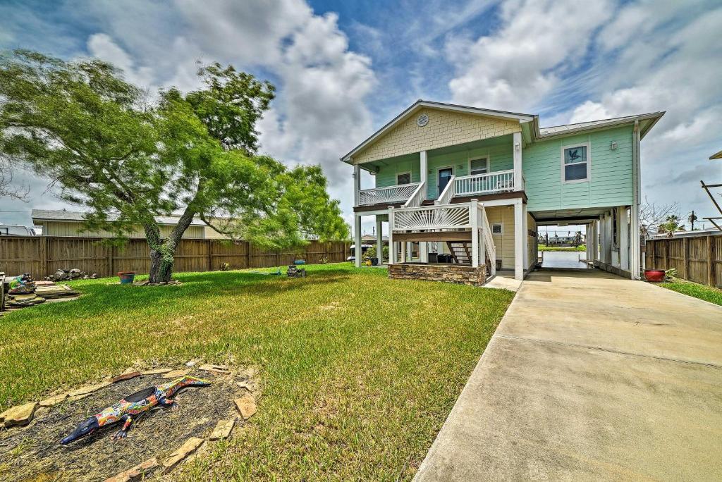 Waterfront Rockport Home with Dock and 3 Kayaks!, Rockport (updated