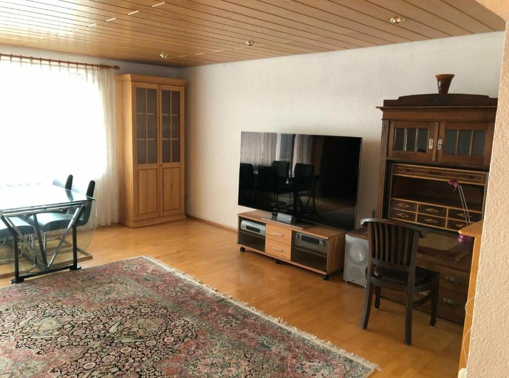 sala de estar con TV de pantalla plana y mesa en Wohnung für 4 Personen, 2 Schlafzimmer, 2 Parkplätze, WLAN en Constanza