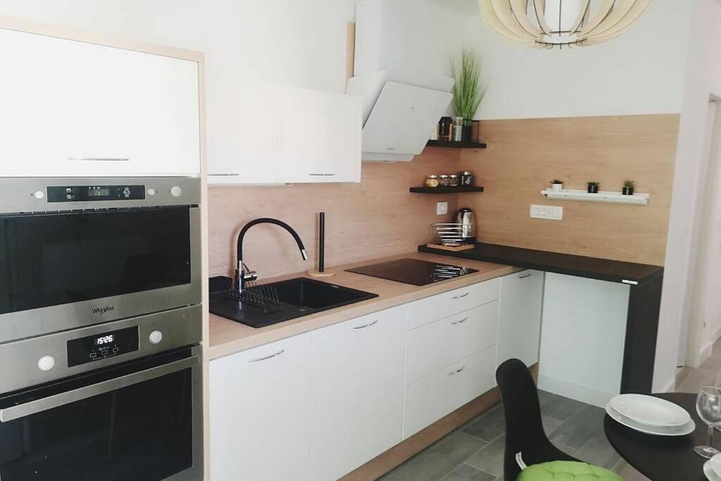 Kuchyňa alebo kuchynka v ubytovaní Apartman Levi