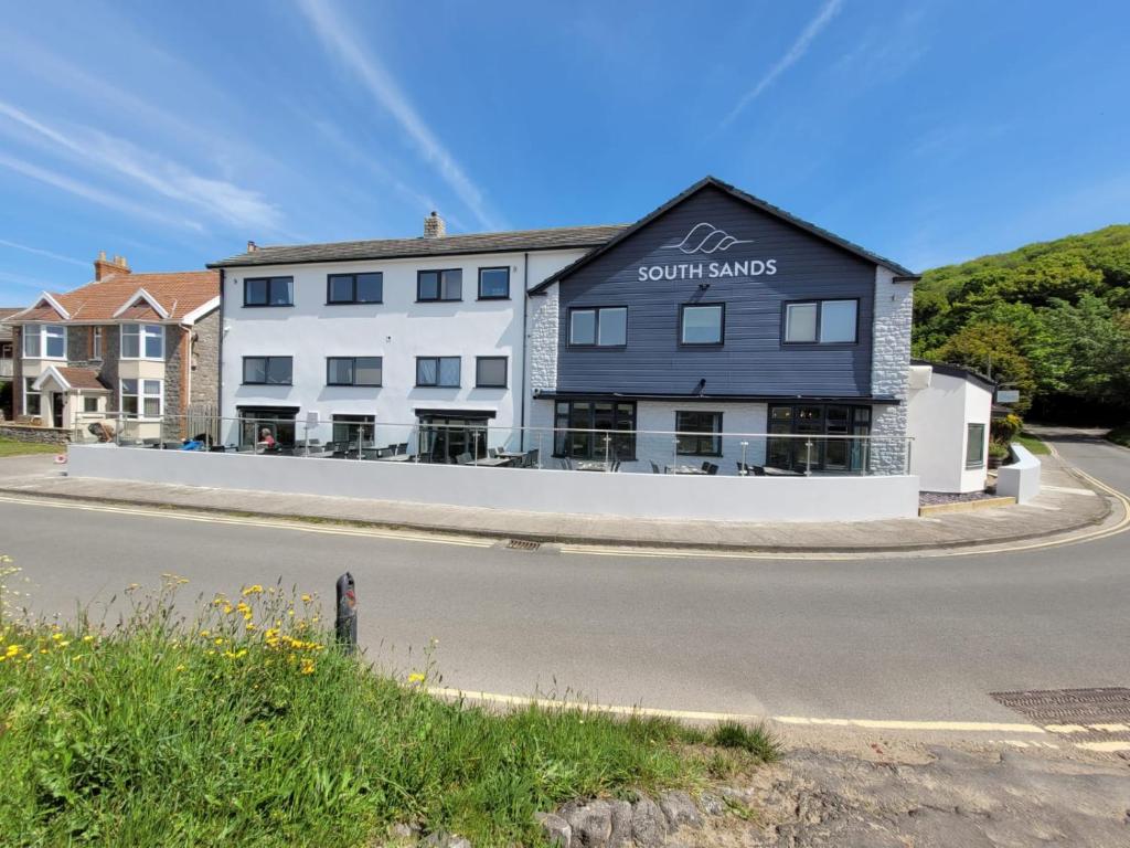 een gebouw aan de kant van een weg bij South Sands Hotel in Weston-super-Mare