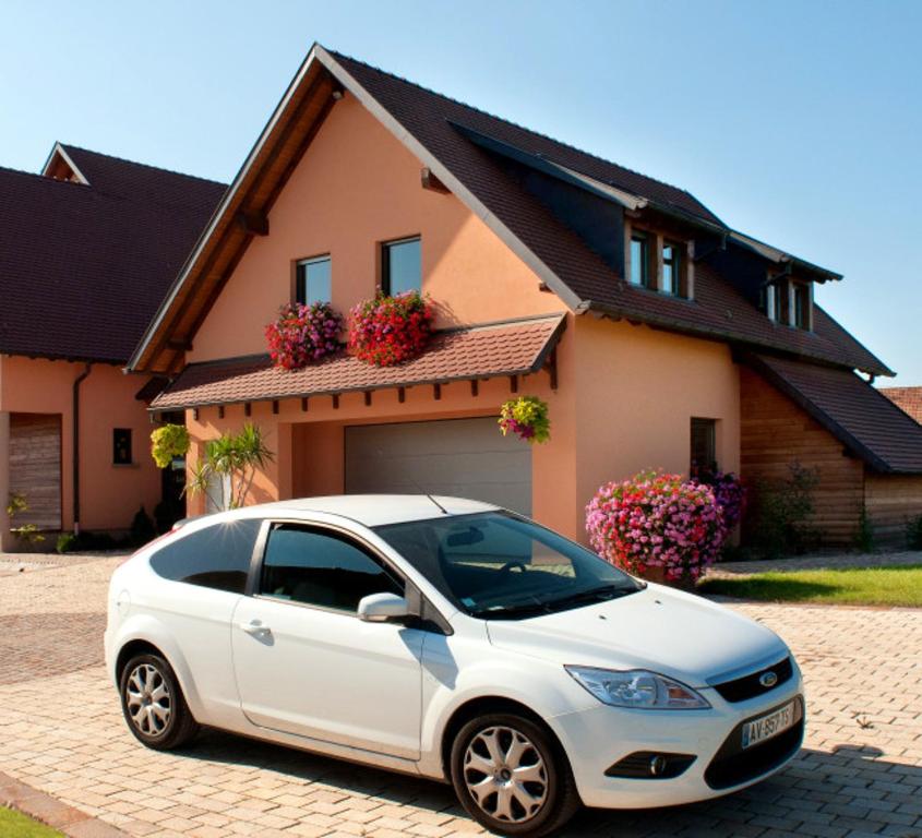 um carro branco estacionado em frente a uma casa em Maison de 2 chambres avec jardin amenage et wifi a Ebersheim em Ebersheim