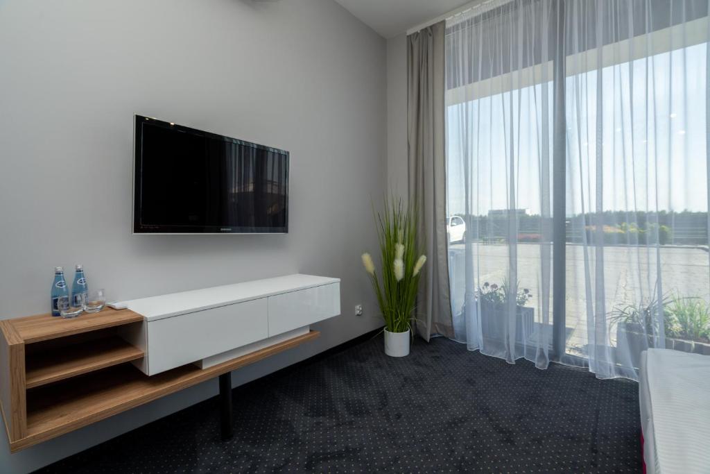 Televízia a/alebo spoločenská miestnosť v ubytovaní Aquila Hotel