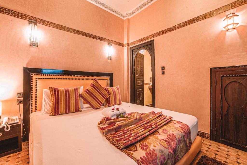 Postel nebo postele na pokoji v ubytování Riad Mabrouk
